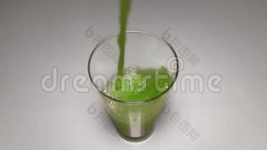 将新鲜的绿色芹菜汁倒入玻璃中。 抗氧化纯素植物减肥瘦身食谱